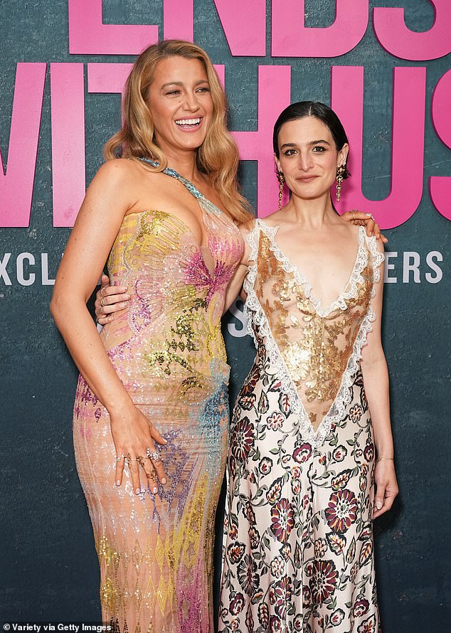 O comentário assustador de Britney Spears de Justin Baldoni exposto Blake Lively e sua co-estrela de It Ends With Us, Jenny Slate, parecem discutir a suposta má conduta do diretor Justin Baldoni no set em textos recém-revelados; (Animado e Slate em agosto de 2024)