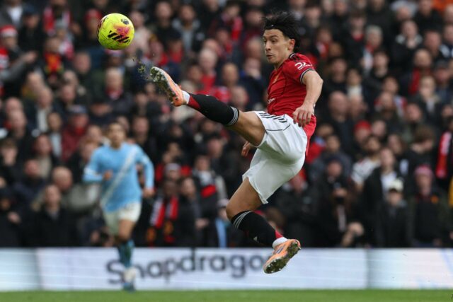 Lisandro Martinez do Manchester United é desafiado por Erling Haaland do Manchester City durante a partida da Premier League entre Manchester United e Manchester City em Old Trafford em 17 de janeiro de 2026