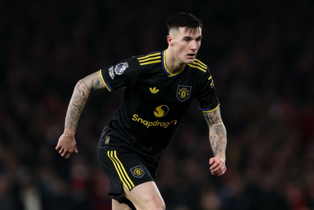O técnico do Manchester United, Michael Carrick, comemora com Benjamin Sesko após a partida da Premier League entre Arsenal e Manchester United no Emirates Stadium em 2026, em Londres, Inglaterra.
