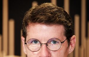 O compositor da Nickelodeon Guy Moon, 63, morreu em um acidente de carro de terror em Los Angeles enquanto a família lamentava a perda da estrela indicada ao Emmy O compositor da Nickelodeon Guy Moon faleceu aos 63 anos na quinta-feira, enquanto sua família lamentava a perda da estrela