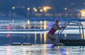 O congelamento do Ártico paralisa a Grã-Bretanha: a neve fecha escolas e estradas no primeiro dia depois do Natal, enquanto a temperatura cai para -9,3 ° C no sul e alertas de gelo e nevascas cobrem o Reino Unido Um membro do Serpentine Swimming Club dá um mergulho matinal no Hyde Park hoje
