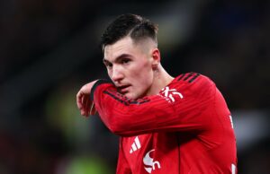 O debate entre Viktor Gyokeres e Benjamin Sesko pode terminar com o vencedor sendo um terceiro jogador inteiramente Amad e Bryan Mbeumo comemoram