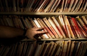 O departamento de saúde de Illinois expôs dados pessoais de mais de 700.000 residentes durante anos tons of medical records on a shelf in a darkened room