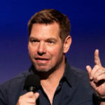 O deputado Eric Swalwell promete retirar carteiras de motorista dos agentes do ICE se for eleito governador