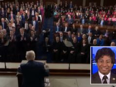 O deputado democrata Shri Thanedar foi criticado por permanecer sentado durante o discurso de Trump em homenagem às famílias das vítimas O deputado democrata Shri Thanedar foi criticado por permanecer sentado durante o discurso de Trump em homenagem às famílias das vítimas