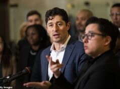 O desafiador prefeito de Minneapolis rejeita o novo vídeo do tiroteio do ICE e diz que o agente ‘saiu saltando’ enquanto os manifestantes invadem as ruas da cidade, indignados com a morte da mãe de três filhos O prefeito de Minneapolis, Jacob Frey, rejeitou desafiadoramente as novas imagens que surgiram momentos antes de um agente do ICE atirar fatalmente na manifestante Renee Nicole Good