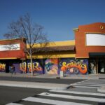 Jessica Paz-Cedillos, centro, CEO da Escola de Artes e...