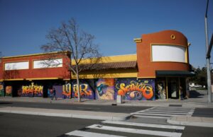 O desenvolvimento de La Placita será uma virada de jogo para East San Jose Jessica Paz-Cedillos, centro, CEO da Escola de Artes e...