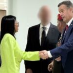 O diretor da CIA, John Ratcliffe, encontra-se com a líder interina da Venezuela, Delcy Rodriguez, em Caracas