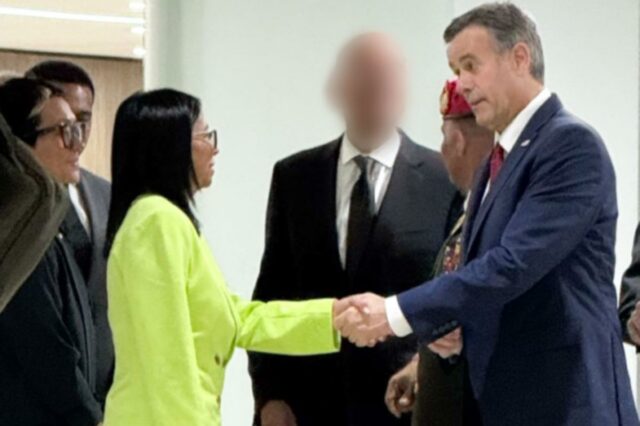 O diretor da CIA, John Ratcliffe, encontra-se com a líder interina da Venezuela, Delcy Rodriguez, em Caracas

