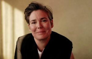 O diretor da segunda temporada de ‘The Night Manager’, Georgi Banks-Davies, fala sobre trazer o thriller de espionagem de Tom Hiddleston para um ‘mundo pós-verdade’ e John le Carré dando sua ‘bênção’ para ir além dos livros O diretor da segunda temporada de 'The Night Manager', Georgi Banks-Davies, fala sobre trazer o thriller de espionagem de Tom Hiddleston para um 'mundo pós-verdade' e John le Carré dando sua 'bênção' para ir além dos livros