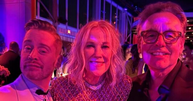 O diretor de 'Home Alone', Chris Columbus, reage à morte GettyImages-1825198579 relacionamento de macaulay culkin e catherine ohara ao longo dos anos