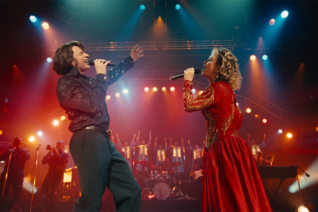 (L to R) Hugh Jackman as Mike Sardina and Kate Hudson as Claire Stengl in director Craig Brewer's SONG SUNG BLUE, a Focus Features release. Credit: Courtesy of Focus Features © 2025 All Rights Reserved.