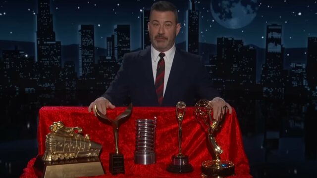 O diretor de comunicações da Casa Branca chama Jimmy Kimmel de 'perdedor sem talento' depois que ele se oferece para dar um Emmy a Trump

