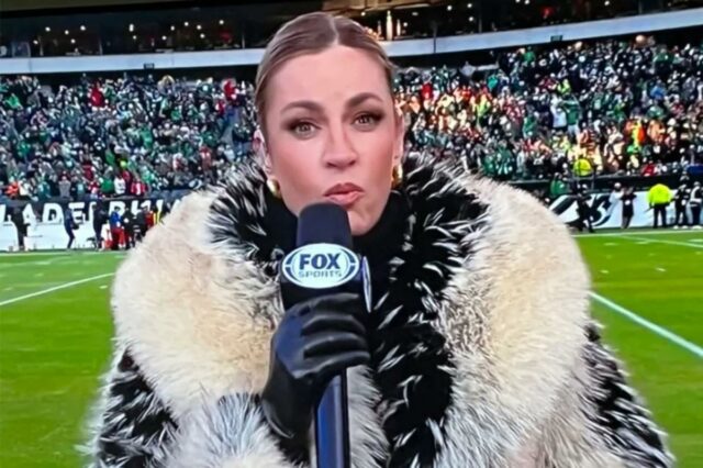 O enorme casaco de pele de Erin Andrews quase roubou os holofotes durante o jogo 49ers-Eagles NFC Wild Card no Lincoln Financial Field, na Filadélfia, no domingo, 11 de janeiro de 2026.