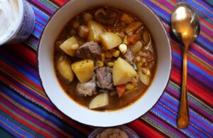 O ensopado favorito de Elizabeth Taylor era a receita da mãe de seu chef particular O ensopado favorito de Elizabeth Taylor, chamado