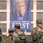 Agentes federais fortemente armados durante uma operação de imigração no sul de Minneapolis no início desta semana.