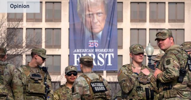 Agentes federais fortemente armados durante uma operação de imigração no sul de Minneapolis no início desta semana.