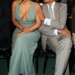 O estilista italiano Valentino Garavani morreu aos 93 anos de idade, foi anunciado na segunda-feira (foto com Kim Kardashian em 2014)