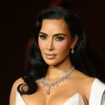 O estilo de casaco impermeável de Kim Kardashian é surpreendentemente emagrecedor