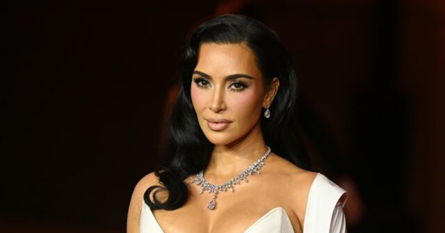 O estilo de casaco impermeável de Kim Kardashian é surpreendentemente O estilo de casaco impermeável de Kim Kardashian é surpreendentemente emagrecedor