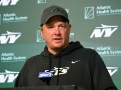 O ex-coordenador ofensivo dos Jets, Nathaniel Hackett, chega aos Dolphins como treinador de quarterbacks Um técnico do New York Jets gesticula na linha lateral.