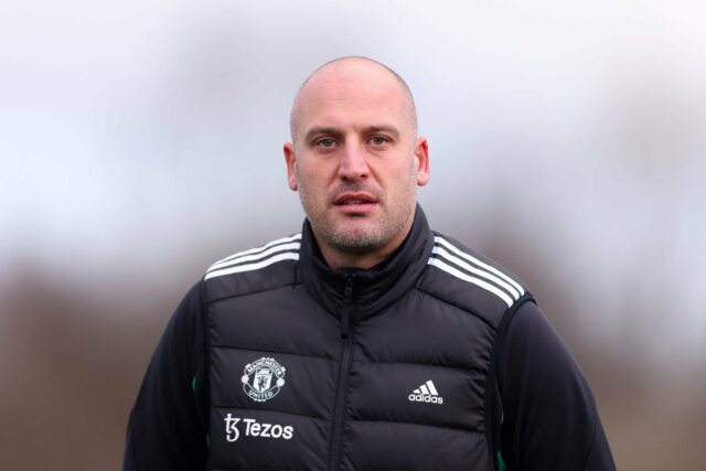 Amir Ibragimov lidera o discurso da equipe do Manchester United Sub-18.