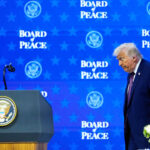 O presidente do Paraguai, Santiago Pena, à esquerda, o presidente Donald Trump, ao centro, e o primeiro-ministro do Catar, Sheikh Mohammed bin Abdulrahman bin Jassim al-Thani, durante a assinatura da carta do Conselho de Paz durante a Reunião Anual do Fórum Econômico Mundial em Davos, Suíça, quinta-feira, 22 de janeiro de 2026. (AP Photo/Evan Vucci)