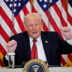 A líder da oposição venezuelana María Corina Machado acena para apoiadores na Avenida Pensilvânia ao deixar a Casa Branca após se reunir com o presidente Donald Trump na quinta-feira, 15 de janeiro de 2026, em Washington. (AP Photo/Pablo Martinez Monsivais)