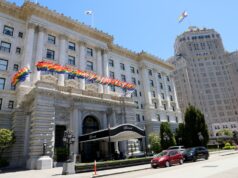 O famoso Fairmont agora ficará conhecido pela tragédia de Tommy Lee Jones TÓQUIO, JAPÃO - 25 DE OUTUBRO: Tommy Lee Jones e Victoria Jones participam do tapete vermelho do 30º Festival Internacional de Cinema de Tóquio em Roppongi Hills em 25 de outubro de 2017 em Tóquio, Japão. (Foto de Ken Ishii/Getty Images)