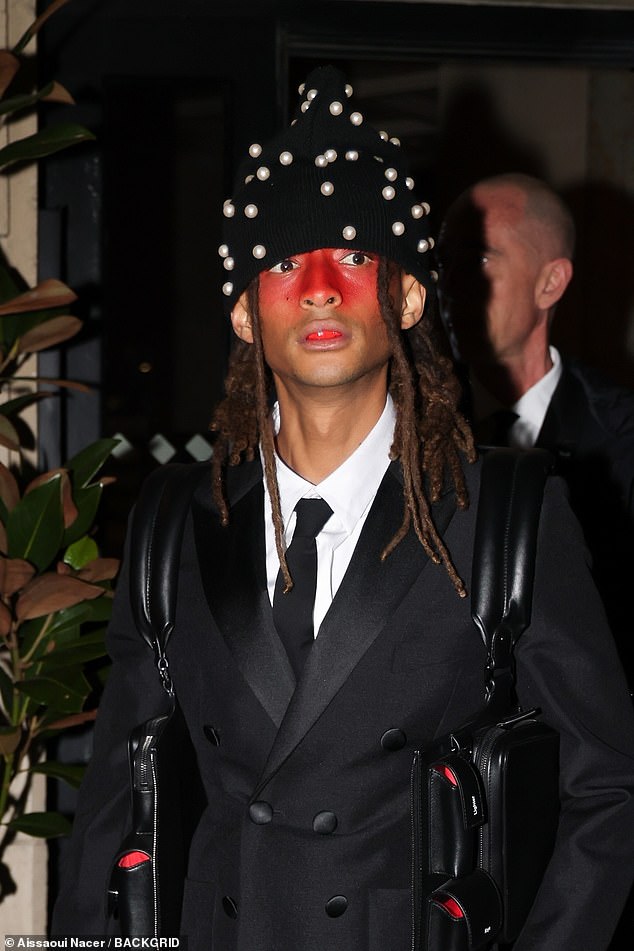 O filho nepo de Will Smith, Jaden, zombou da primeira O nepo baby de Hollywood, Jaden Smith, foi ridicularizado por blogueiros de moda depois de lançar sua primeira coleção de moda masculina para a marca de luxo Christian Louboutin