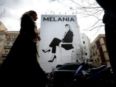 O filme de US$ 75 milhões de Melania Trump será exibido em cinemas vazios? PALM BEACH, FLÓRIDA - 31 DE DEZEMBRO: O presidente dos EUA, Donald Trump, e a primeira-dama Melania Trump chegam para um evento de Ano Novo em sua casa em Mar-a-Lago, em 31 de dezembro de 2025, em Palm Beach, Flórida. O presidente se dirigiu aos convidados e comemorou a chegada de 2026. (Foto de Joe Raedle/Getty Images)