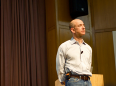 O fundador da Amazon, Jeff Bezos, nega postagem da Polymarket sobre seu suposto conselho Jeff Bezos, fundador da Amazon, subiu no palco olhando para o público. Close dele, ele está vestindo camisa de cor clara, cinto e calça jeans. Suas mãos estão atrás das costas. O fundador da Amazon, Jeff Bezos, nega postagem da Polymarket sobre seu suposto conselho