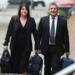 Maria Chenery-Woods, 56 anos, conhecida como a 'Rainha dos Ingressos', administrava um negócio multimilionário de compra e venda de ingressos e foi presa por quatro anos. Seu marido, Mark Woods, 61, também fez parte do golpe