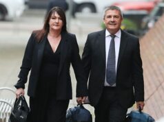 O ganancioso conhecido como Rainha dos Bilhetes é condenado a pagar £ 1 milhão em três meses ou terá a pena de prisão de quatro anos dobrada Maria Chenery-Woods, 56 anos, conhecida como a 'Rainha dos Ingressos', administrava um negócio multimilionário de compra e venda de ingressos e foi presa por quatro anos. Seu marido, Mark Woods, 61, também fez parte do golpe