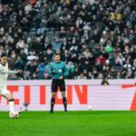 O gol de Kevin Diks ilumina a comemoração do gol do Borussia Moenchengladbach na Bundesliga