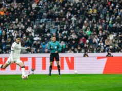 O gol de Kevin Diks ilumina a comemoração do gol do Borussia Moenchengladbach na Bundesliga O gol de Kevin Diks ilumina a comemoração do gol do Borussia Moenchengladbach na Bundesliga