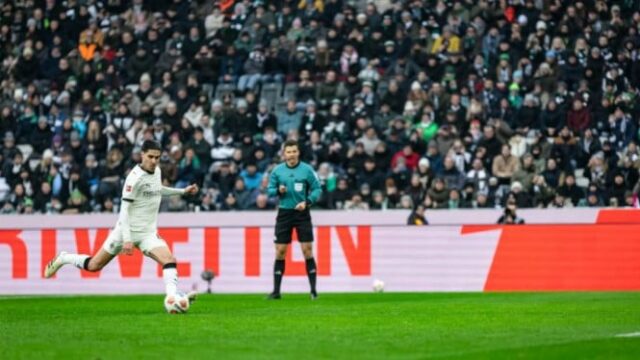 O gol de Kevin Diks ilumina a comemoração do gol O gol de Kevin Diks ilumina a comemoração do gol do Borussia Moenchengladbach na Bundesliga