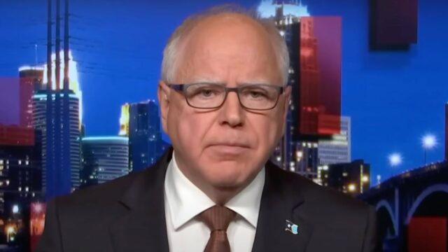 O governador de Minnesota, Tim Walz, desiste da candidatura à reeleição e critica Donald Trump e aliados: 'Eles querem envenenar nosso povo'
