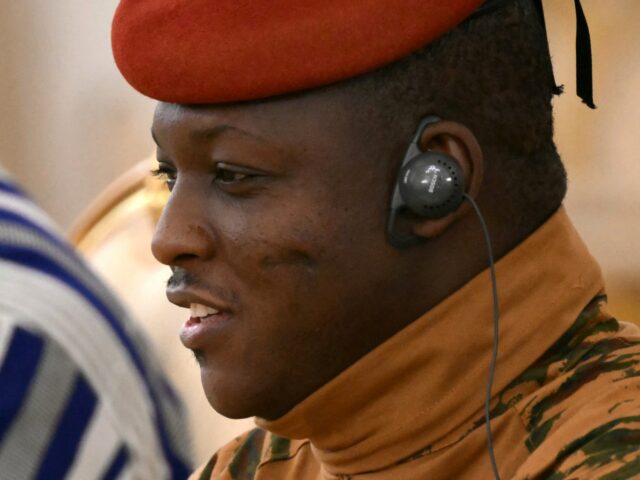 O governo militar de Burkina Faso dissolve partidos políticos
