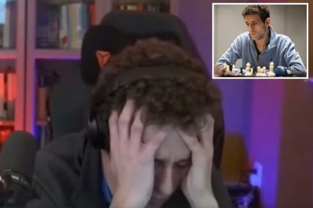 Daniel Naroditsky com as mãos na cabeça, parecendo angustiado.