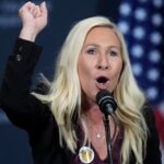 Greene fala antes de Donald Trump em um evento de campanha em Atlanta no final de 2024.