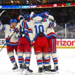 Artemi Panarin nº 10 do New York Rangers comemora com companheiros de equipe após marcar um gol durante o terceiro período do jogo Discover NHL Winter Classic de 2026 entre o New York Rangers e o Florida Panthers no empréstimoDepot Park em 2 de janeiro de 2026 em Miami, Flórida.
