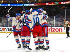 O histórico hat-trick de Mika Zibanejad leva o Rangers a uma vitória impressionante sobre os Panthers no Winter Classic Artemi Panarin nº 10 do New York Rangers comemora com companheiros de equipe após marcar um gol durante o terceiro período do jogo Discover NHL Winter Classic de 2026 entre o New York Rangers e o Florida Panthers no empréstimoDepot Park em 2 de janeiro de 2026 em Miami, Flórida.