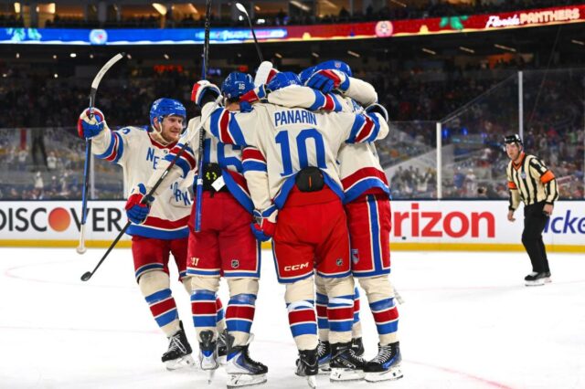 Artemi Panarin nº 10 do New York Rangers comemora com companheiros de equipe após marcar um gol durante o terceiro período do jogo Discover NHL Winter Classic de 2026 entre o New York Rangers e o Florida Panthers no empréstimoDepot Park em 2 de janeiro de 2026 em Miami, Flórida.