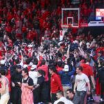 Os fãs de Nebraska invadem a quadra após a vitória em casa por 58-56 sobre o número 9 do estado de Michigan em 2 de janeiro de 2025.