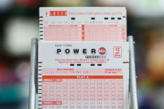 O jogador da Powerball do Arkansas reivindica o jackpot de US$ 1,82 bilhão – o segundo maior prêmio da história dos EUA – e escolhe a opção em dinheiro
