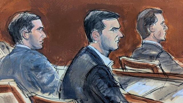 Um esboço de (a partir da esquerda) Alon, Oren e Tal Alexander no tribunal federal de Manhattan no primeiro dia de seu julgamento por tráfico sexual na terça-feira.