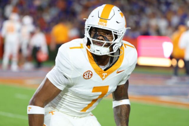 O linebacker do Tennessee Volunteers, Arion Carter (7), treinando antes do jogo.