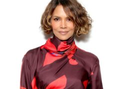 O look do casaco da Fashion Week de Halle Berry grita ‘French-Girl Chic’ suéter